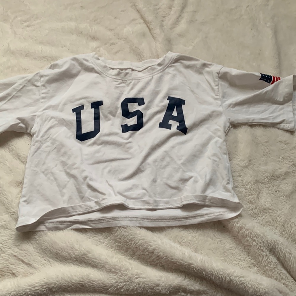 this is in great condition and it has a american flag on the sleeve :)